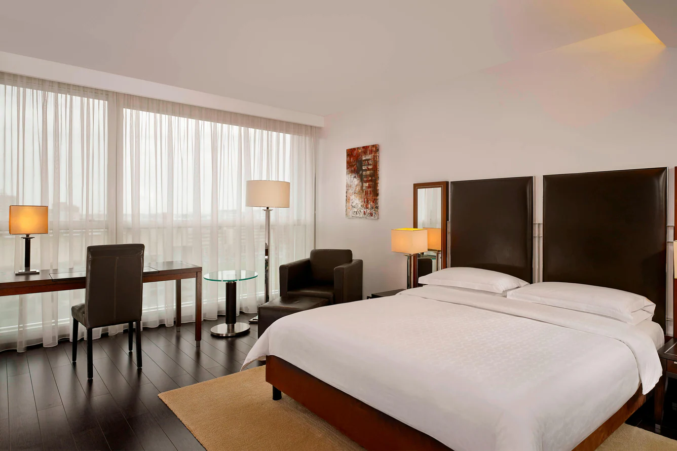 sheraton_deluxe-guestroom-6616-hor-clsc